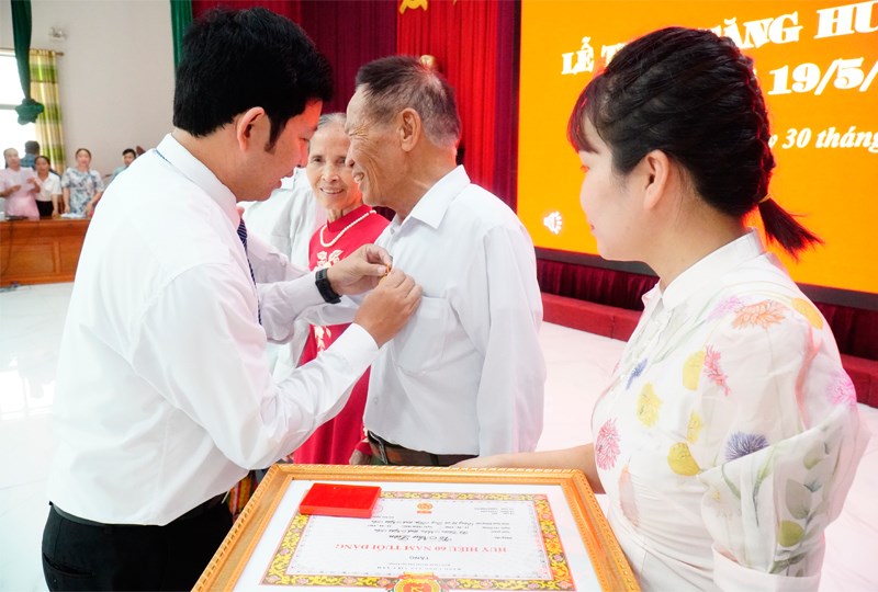 Anh-tin-bai